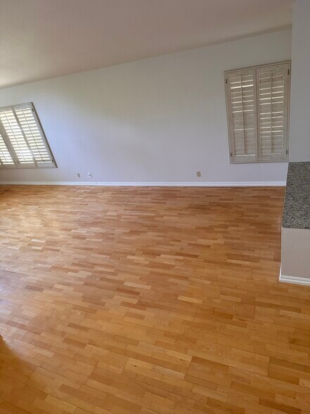 Building Photo - 17 Sarena