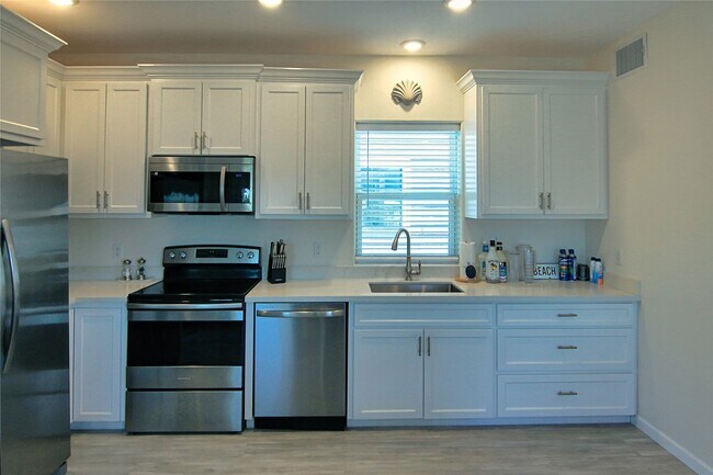 Building Photo - 14146 Miramar Dr