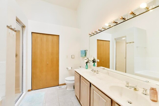 Building Photo - 943 W Essex Pl