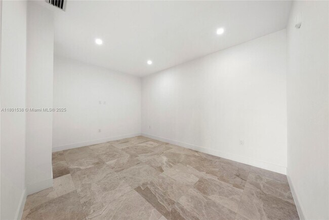 Building Photo - 701 Valencia Ave