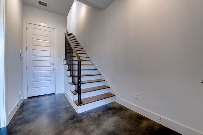 Building Photo - 2914 Lamar St