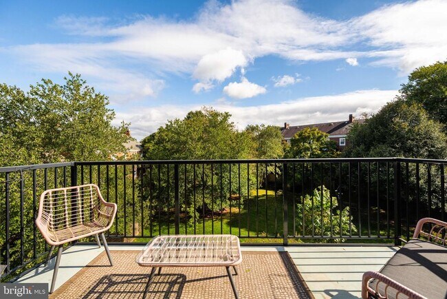 Building Photo - 3050 S Buchanan St