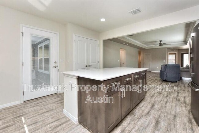 Building Photo - 220 Comal Ln