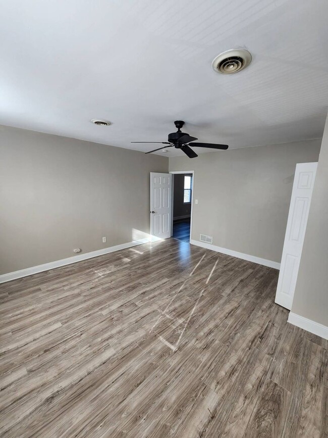 Building Photo - 5917 Cable Ave