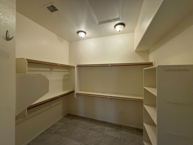 Building Photo - 3260 E Isabella Ave