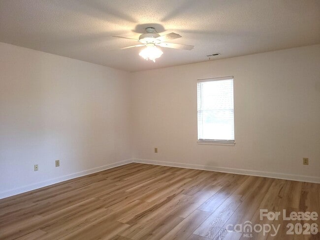 Building Photo - 2016 Oakdale Rd