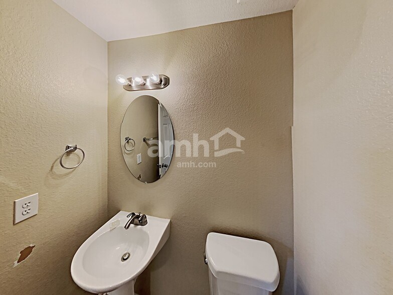 Building Photo - 3910 S Quatar St