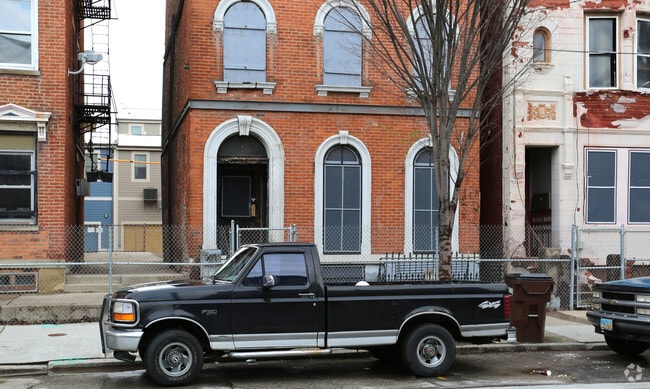 Building Photo - 1416 Elm St