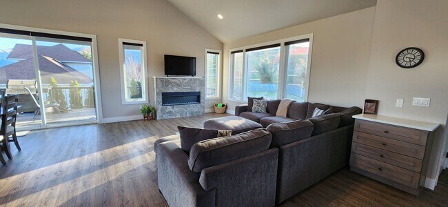 Building Photo - Furnished 4 bedroom/2.5 bath in Manson - A...