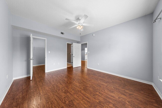 Building Photo - Great 1 Bedroom Unit at the Oaks!