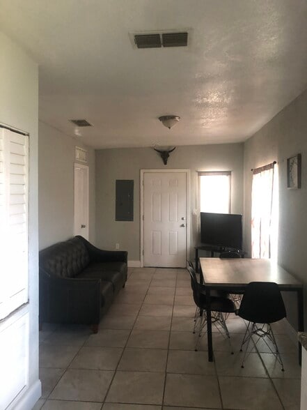 Building Photo - 1121 Avondale Ave