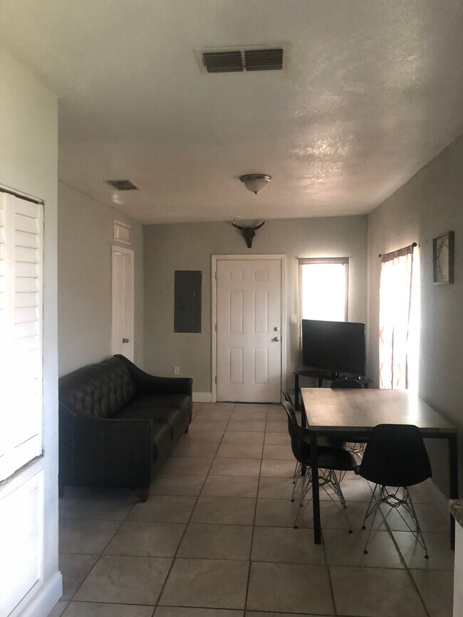 Building Photo - 1121 Avondale Ave