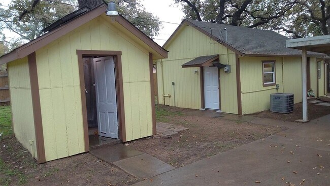 Building Photo - 7366 Meadowbrook Dr