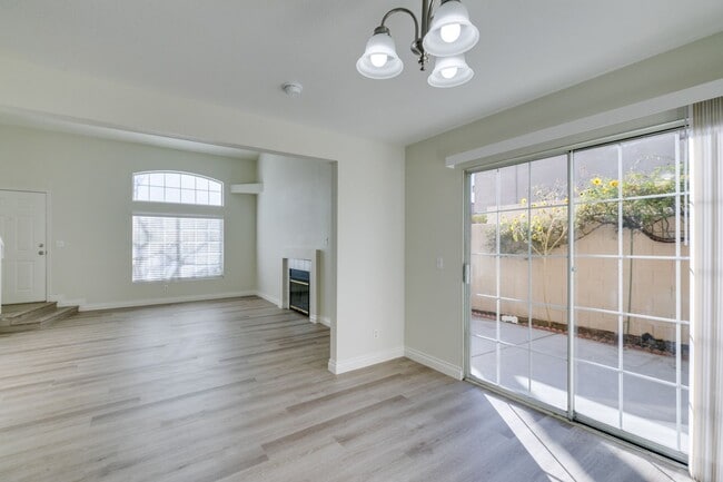 Building Photo - North Summerlin Townhouse with attached garage - 2 master suites