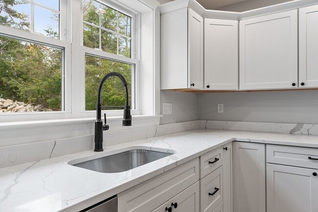 Building Photo - 18 Buttonwood Pl