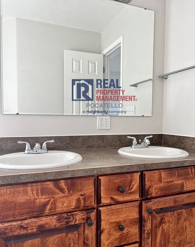 Building Photo - Beautiful 6 Bedroom 3 Bath house - 2 Car Garage - 6 month lease