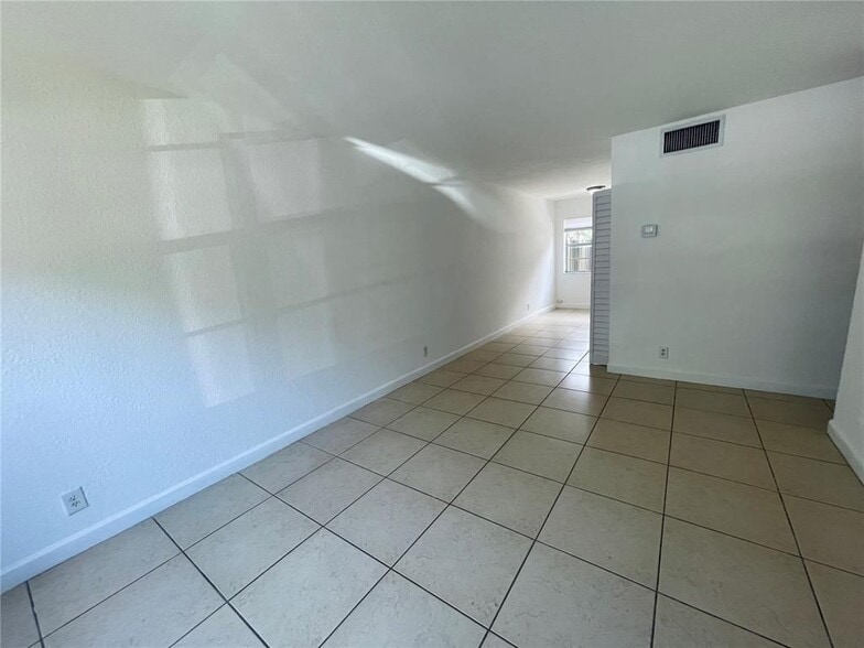 Building Photo - 825 NW 46th Ave