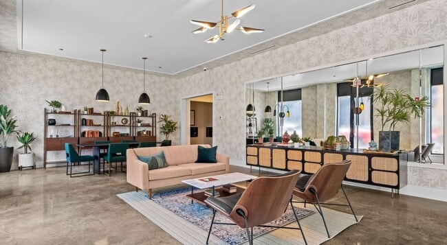 Building Photo - 1135 W Winona St