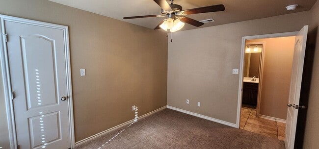 Building Photo - Beautiful 3 bed/2 bath Duplex off of Bunny...