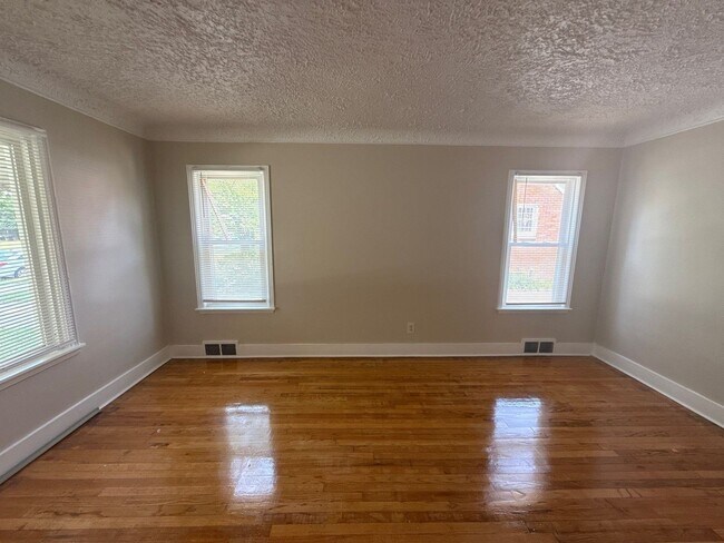Building Photo - Renovated 3-Bedroom Home – We Welcome Sect...