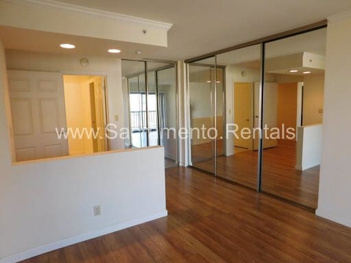 Building Photo - Spacious Updated 2bd/2ba Downtown Condo - Great Location!