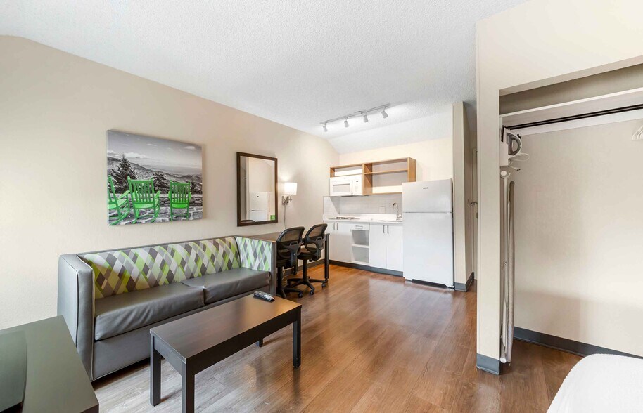 Building Photo - Furnished Studio-Miami - Airport - Miami S...