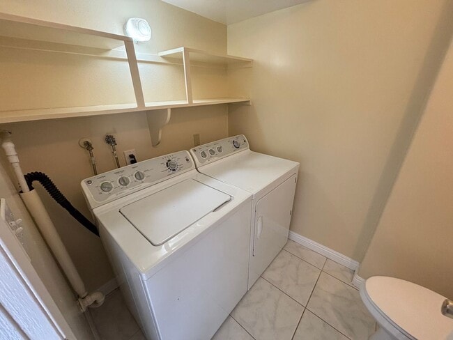 Building Photo - Clean and upgraded 3 bedroom townhouse available in Fountain Valley