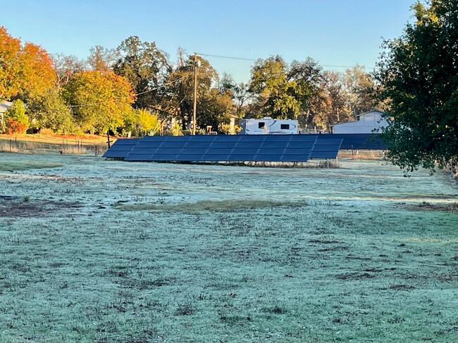 Building Photo - COUNTRY SETTING 3 BEDROOM WITH POOL AND SOLAR