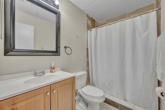 Building Photo - UCF Condo Utilities included