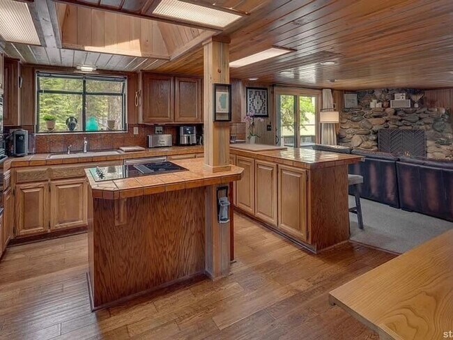 Building Photo - 4 Bedroom Single Family Home in South Lake Tahoe