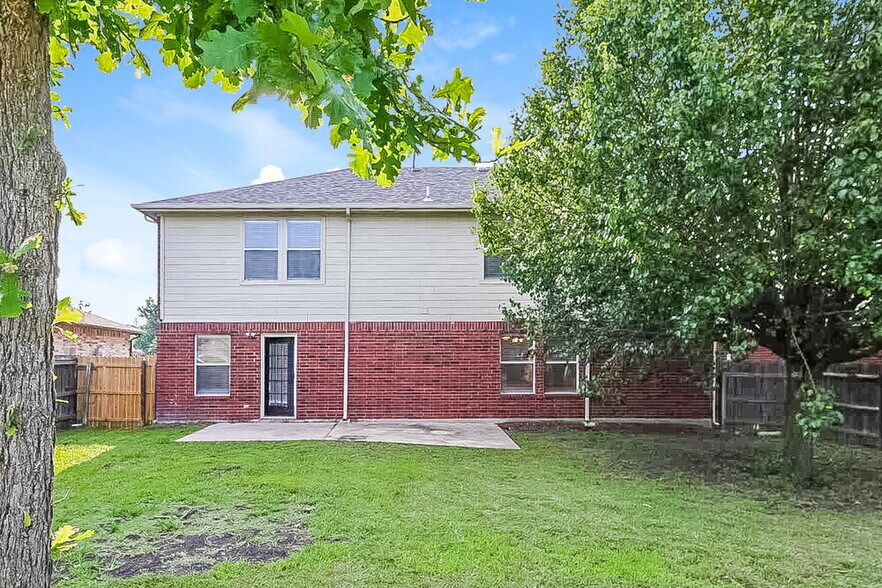 Building Photo - 1112 Hampton Dr