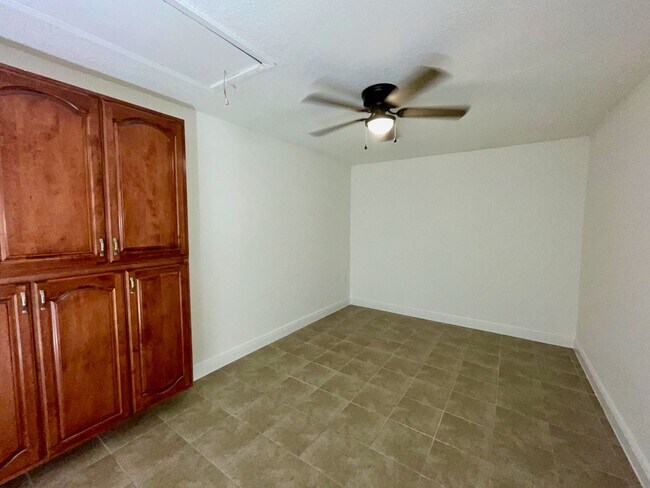 Building Photo - Southern Oaks 2 / 2 with Office & Sun Room