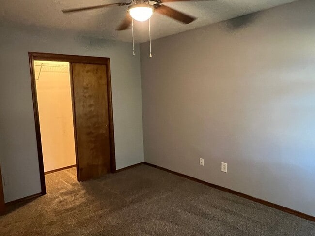 Building Photo - AVAILABLE NOW! Walking Distance to Silver Springs Park
