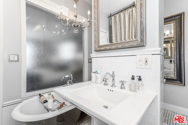 Building Photo - 1424 N Crescent Heights Blvd