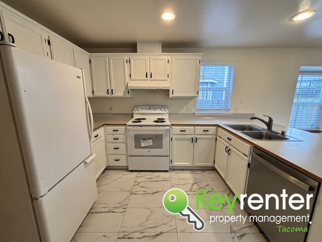Building Photo - Spacious Northeast Tacoma 3 Bedroom 2.5 Bathroom Home for Rent in Secluded Neighborhood!