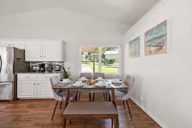 Building Photo - 1012 Chestnut Dr