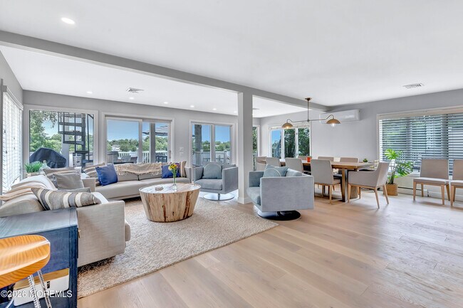 Building Photo - 637 Beacon Blvd