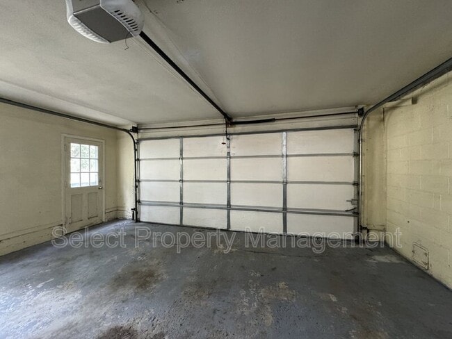 Building Photo - 5437 Covington Rd