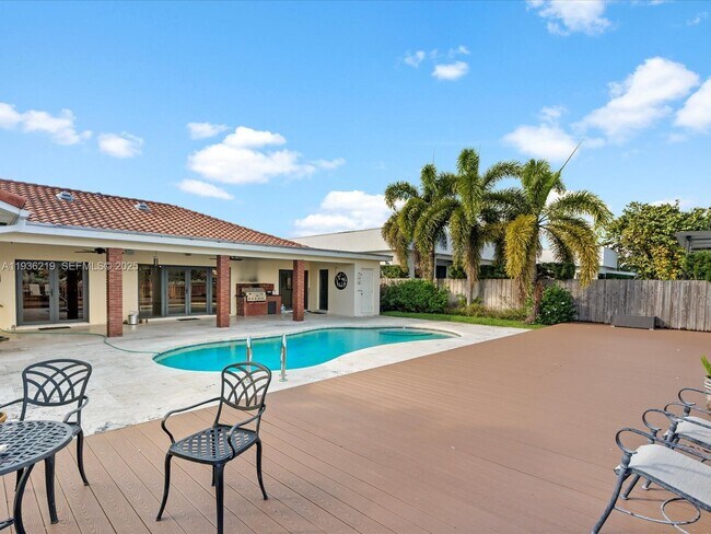 Building Photo - 21151 NE 22nd Ct