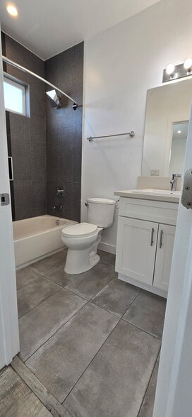 Building Photo - 642 N Manhattan Pl