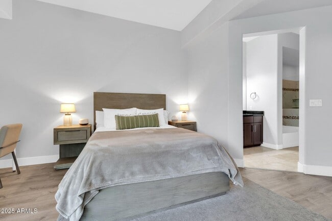 Building Photo - 945 E Playa Del Norte Dr