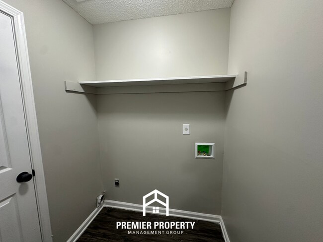 Building Photo - 4 Bedroom Home for Rent in Memphis, TN | High Ceilings, Stone Fireplace & 2-Car Garage