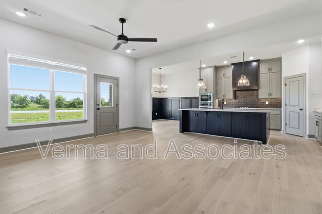 Building Photo - 980 Trestle Ln
