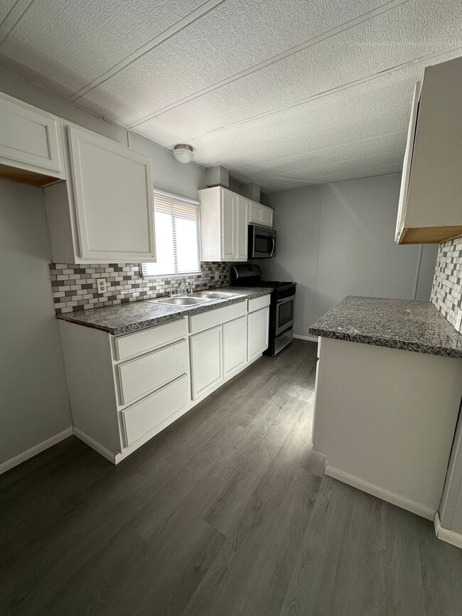 Building Photo - Newly Remodeled