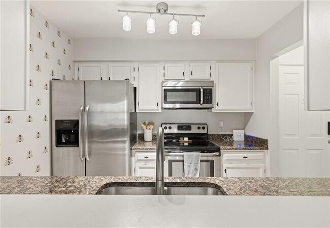 Building Photo - 24307 Plantation Dr NE