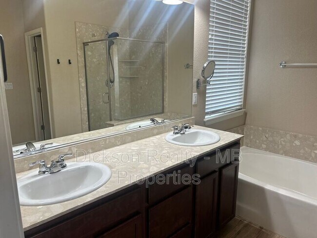 Building Photo - 10724 Grayslake Dr