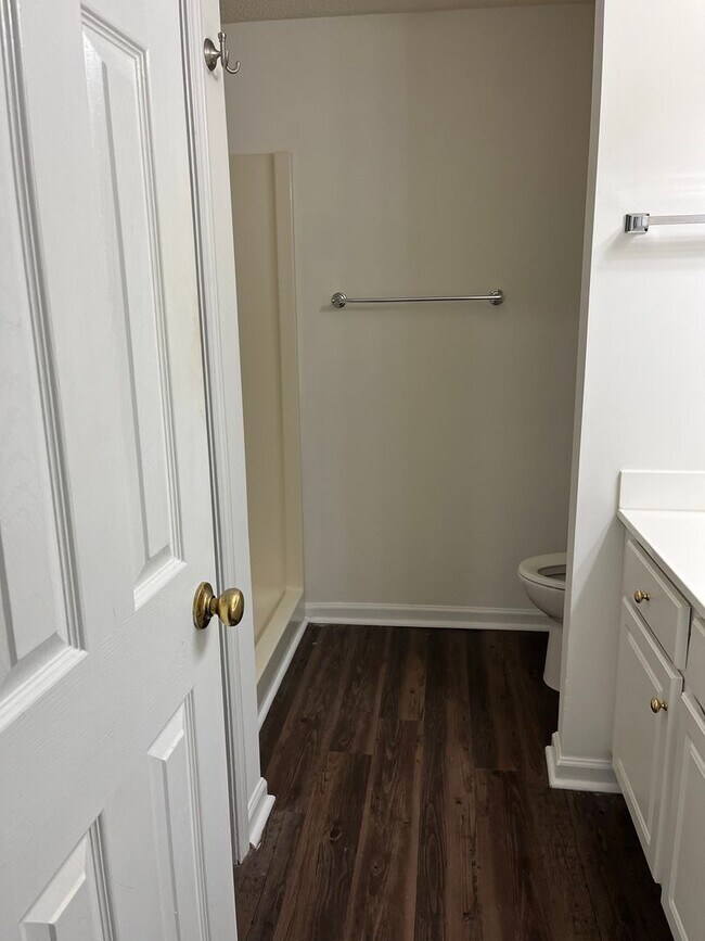 Building Photo - Spacious condo in excellent location