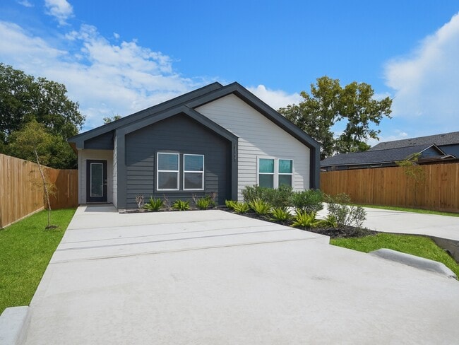 Building Photo - 8122 Double