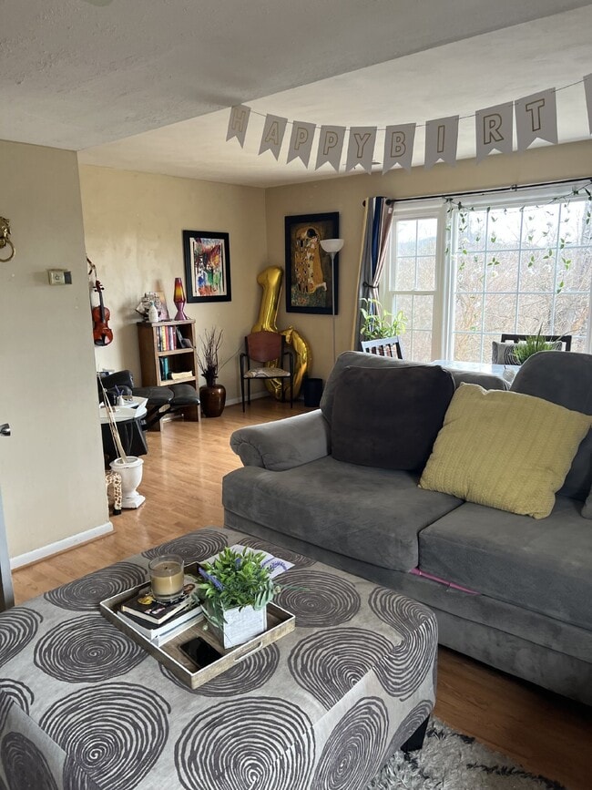 Building Photo - Spacious 3 Bdrm/2.5 Bath End Unit Townhome with Community Pool!!!