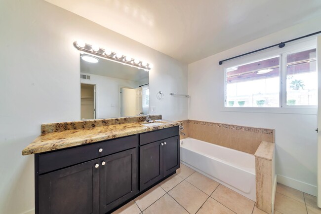 Building Photo - 1735 E La Jolla Dr